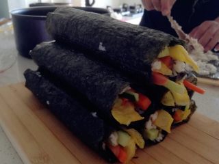 5、紫菜包饭,完成 ... 完成后可以搭配沙拉酱 寿司酱油 芥末一起吃 ...
