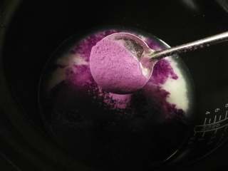 1、糖果式紫菜包饭,蒸米饭时加入2勺紫薯粉颜色更漂亮，也可以增加营养，或者蝶豆花粉、草莓粉之类的也可以。当然只用白米饭也可以哦。滴入两滴食用油。