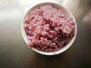 2、糖果式紫菜包饭,蒸好的米饭。