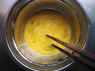 3、糖果式紫菜包饭, 一个鸡蛋打散