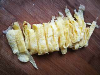 5、糖果式紫菜包饭, 切成条状。