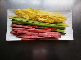 6、糖果式紫菜包饭,黄瓜、火腿也切成条