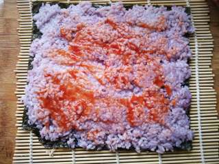 8、糖果式紫菜包饭,涂抹一层番茄酱