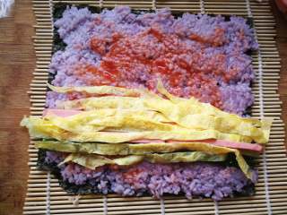 9、糖果式紫菜包饭,放入黄瓜条、火腿条和鸡蛋条。