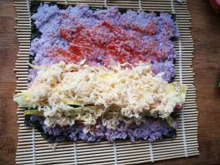 10、糖果式紫菜包饭, 撒一层肉松。