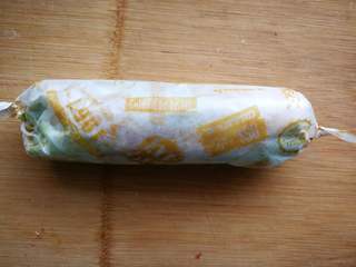 12、糖果式紫菜包饭,用油纸或保鲜膜包起来成糖果样式。