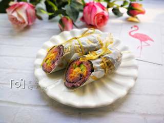 13、糖果式紫菜包饭,用锋利的刀斜着切开。两端可以用丝带或麻绳扎起来。