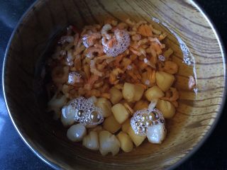 2、无敌自制干贝酱,倒入料酒，浸没。泡半天以上。