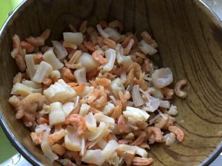 3、无敌自制干贝酱,沥干料酒。干贝用手碾碎。