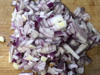 4、无敌自制干贝酱,洋葱切成与干贝粒差不多大小的颗粒。