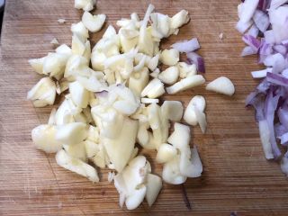 5、无敌自制干贝酱,大蒜也切成差不多大小的颗粒。