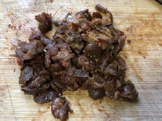 6、无敌自制干贝酱,豆瓣酱或豇豆或川味豆腐乳（我用的是一块海会寺豆腐乳）剁碎。