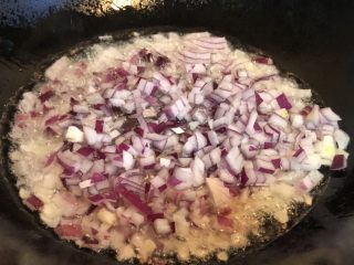 8、无敌自制干贝酱,倒入洋葱末，转小火，慢慢煎成略缩水。