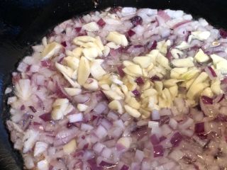 9、无敌自制干贝酱,倒入蒜末，炒至略缩水、香味四溢。