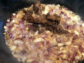 11、无敌自制干贝酱,倒入豆瓣酱或豆豉或豆腐乳，炒开，炒匀。