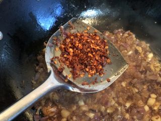 12、无敌自制干贝酱,倒入辣椒片。