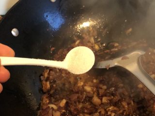 13、无敌自制干贝酱,倒入糖和生抽（或鱼露）。