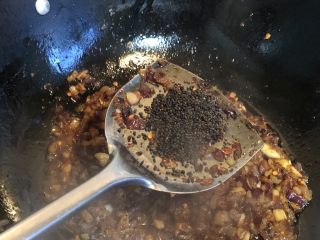 14、无敌自制干贝酱,炒至所有食材都熟透，加入黑芝麻。