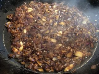 15、无敌自制干贝酱,炒匀即可起锅。