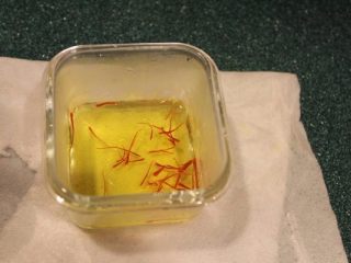 1、香甜米饭+西班牙海鲜饭,将番红花泡热水50CC，至少15分钟