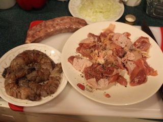 2、香甜米饭+西班牙海鲜饭,将鸡肉和虾以盐和胡椒腌过