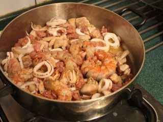 3、香甜米饭+西班牙海鲜饭,平底锅以橄榄油加热，将鸡肉、虾、香肠﹑透抽煎熟。