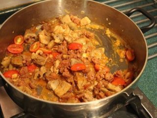 4、香甜米饭+西班牙海鲜饭,将虾和透抽取出备用。加入洋葱、蕃茄、大蒜、匈牙利红椒粉于同一锅内，炒至洋葱变软。