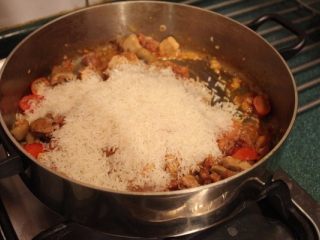 5、香甜米饭+西班牙海鲜饭,加入米﹑红甜椒