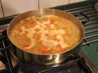 6、香甜米饭+西班牙海鲜饭,倒入番红花和煮滚的鸡汤，转大火煮滚。