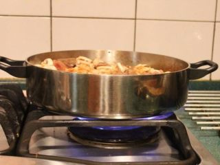 9、香甜米饭+西班牙海鲜饭,再转大火1-2分钟以产生锅巴。