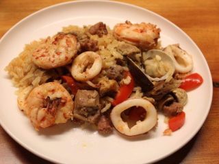 12、香甜米饭+西班牙海鲜饭,这海鲜饭虽然煮的时间比炖饭多上一些，但是也是湿润不干，好吃。