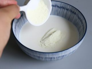 2、双皮奶,将奶粉倒入纯牛奶中。