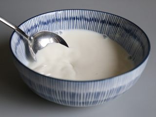3、双皮奶,搅拌均匀后备用。