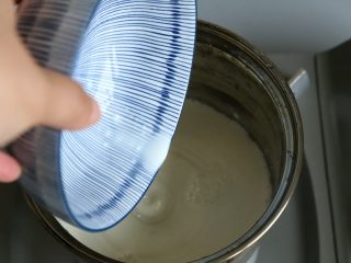 4、双皮奶,将搅拌后的牛奶倒入奶锅中加热。