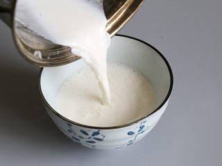 6、双皮奶,拿一个碗，将烧热的牛奶倒入碗中。