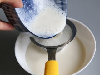 11、双皮奶,将混合后的蛋奶液通过网筛过滤一次。