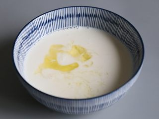 9、双皮奶,牛奶倒入碗中后，和蛋清混合均匀。