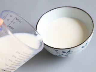 12、双皮奶,将过滤后的蛋奶液装入有豁口的杯子里，沿着盛奶皮的碗边慢慢倒下去。让原来的奶皮仍然浮在表面。