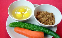 1、三色蛋卷,鸡蛋去壳放入碗中，加入淀粉和盐，打散待用。