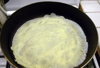 3、三色蛋卷,待蛋饼变色，边缘变硬时，揭起蛋饼边缘翻一面，待另一面变色时取出待用，如此将所有蛋液煎成蛋饼。