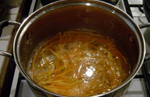 4、三色蛋卷,黄瓜洗净切成条或者片，胡萝卜洗净去皮切成丝，胡萝卜丝放入放了少许盐和油的滚水中稍汆，然后用凉水冲洗，沥干待用。