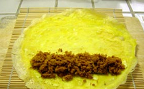 6、三色蛋卷,再放上一些肉松（可以少放一些，我爱吃肉松放多了，口感有点干）。