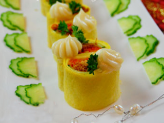 10、三色蛋卷,选择自己喜欢的口味的沙拉酱，用裱花袋将其挤在蛋卷上即可，如果没有裱花袋，用勺子将沙拉酱抹在蛋卷上也可。