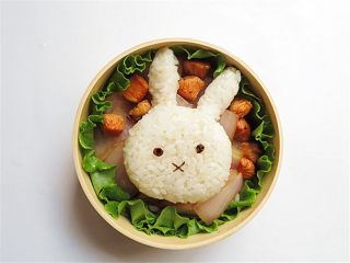 12、兔子趣味便当,将做好的小兔子饭团放在上面