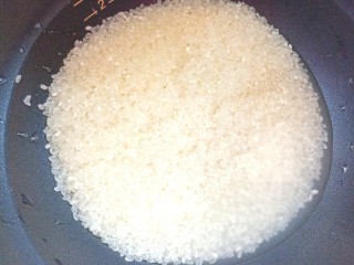 2、辣白菜肉松寿司卷,米淘洗干净