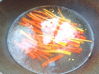 11、辣白菜肉松寿司卷,胡萝卜焯水，捞出放凉