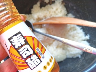 13、辣白菜肉松寿司卷,放两勺寿司醋，香油搅拌均匀