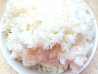 14、辣白菜肉松寿司卷,盛入碗中