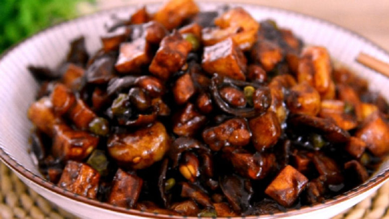 八宝辣酱味道辣鲜而略甜十分入味老少都爱