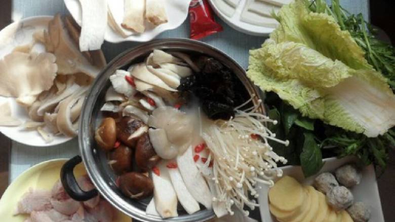 自制养生菌菇火锅